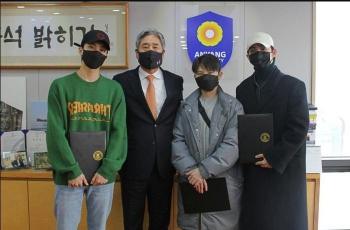 11 Idol K-Pop yang Kuliah Sampai S2, Member Seventeen Pamer Foto Bareng Rektor Universitas