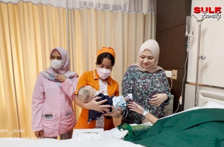 Potret Ferdy Anak Sule Disunat (YouTube/SULE FAMILY)