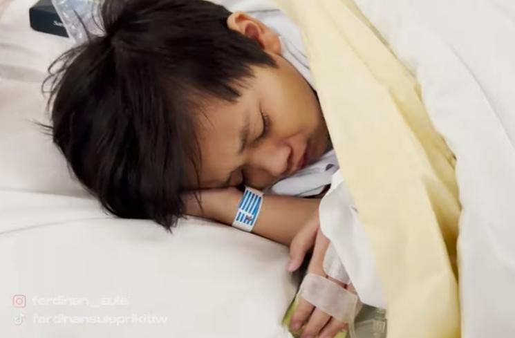 Potret Ferdy Anak Sule Disunat (YouTube/SULE FAMILY)