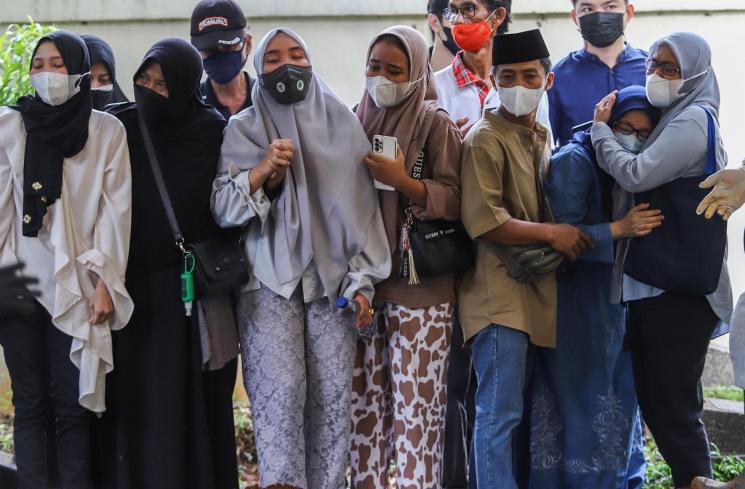 Proses pemakaman jenazah Dorce Gamalama dengan protokol Covid-19. [MataMata.com/Alfian Winanto]