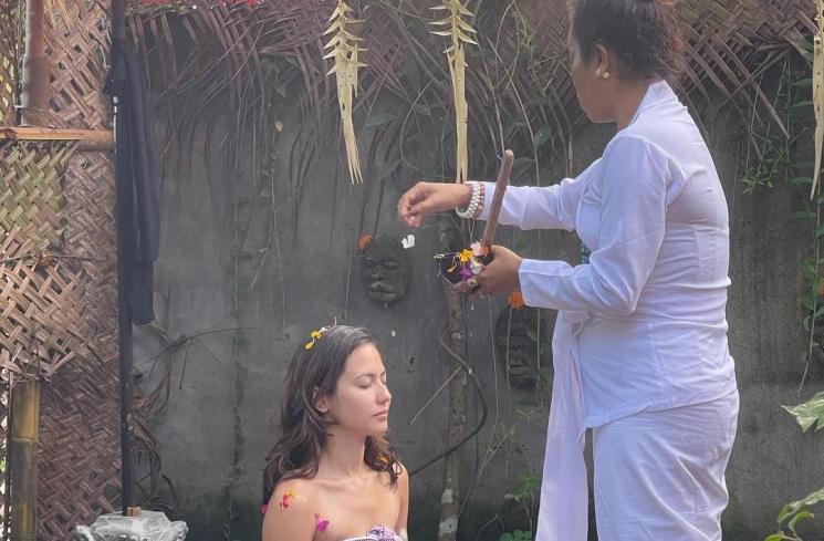 Pevita Pearce menjalani ritual keagamaan di Bali. [Instagram]