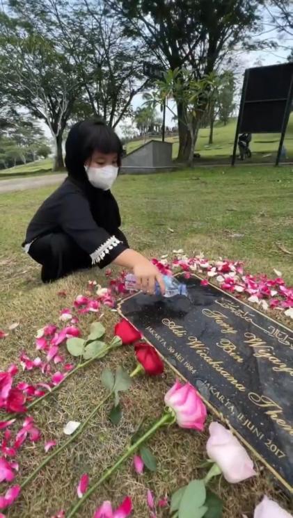 Momen Abigail Cattleya Putri Ririn Ekawati Ziarah ke Makam Ayah Kandung (instagram/@ririnekawati)