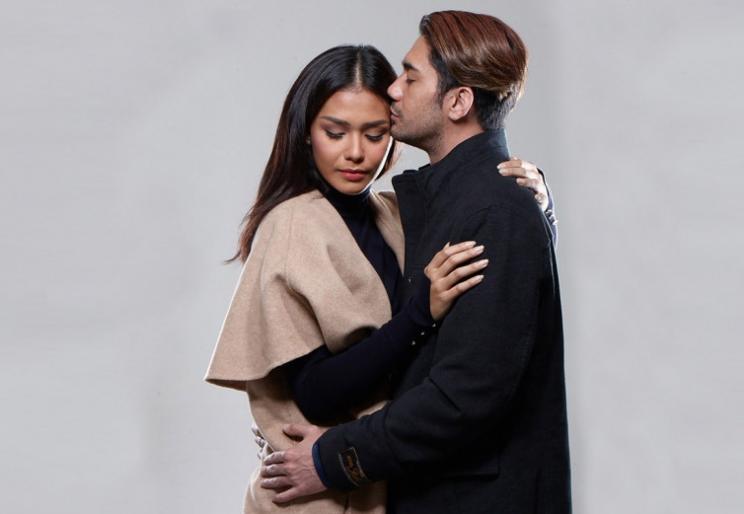 Kedekatan Reza Rahadian dengan Lawan Main. (Instagram/adiniawrst)