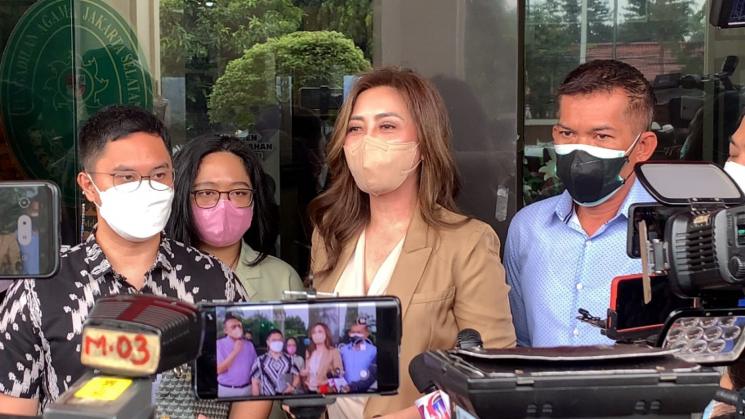 Dhena Devanka di Pengadilan Agama Jakarta Selatan [MataMata.com/Adiyoga Priyambodo]