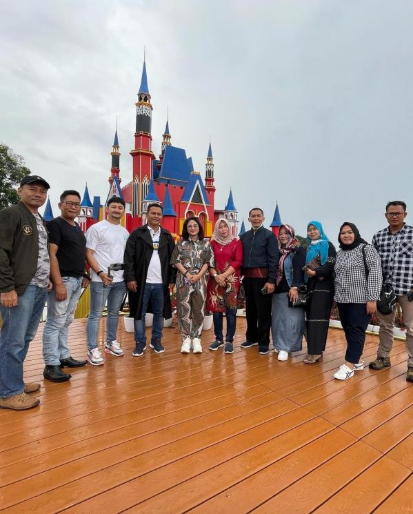Dewi Perssik buka tempat wisata taman bunga. (Instagram/dewiperssikreal.new)