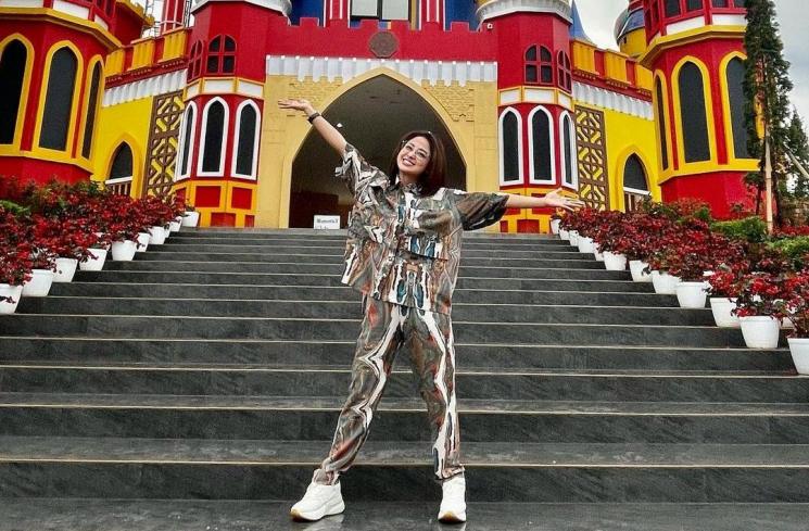 Dewi Perssik buka tempat wisata taman bunga. (Instagram/dewiperssikreal.new)