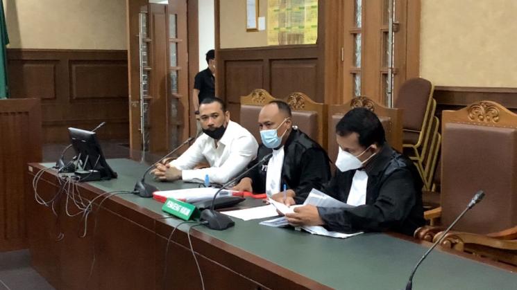 Jerinx SID di Pengadilan Negeri Jakarta Pusat, Jumat (18/2/2022). (MataMata.com/Adiyoga Priyambodo)