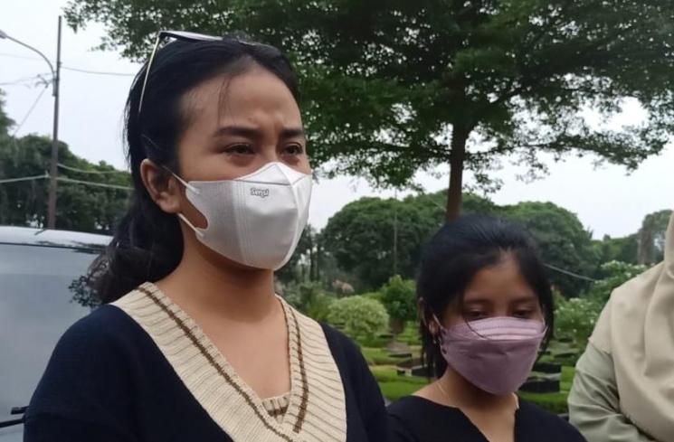 Mayang, anak Doddy Sudrajat ditemui usai pemakaman sang kakek di TPU Malaka, Pondok Kopi, Jakarta Timur pada Jumat (18/2/2022). (MataMata.com/Rena Pangesti)
