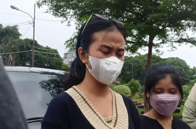 Mayang, anak Doddy Sudrajat ditemui usai pemakaman sang kakek di TPU Malaka, Pondok Kopi, Jakarta Timur pada Jumat (18/2/2022). (MataMata.com/Rena Pangesti)