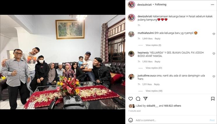 Thariq Halilintar nyempil di foto keluarga besar H Faisal. (Instagram/@dewizuhriati)