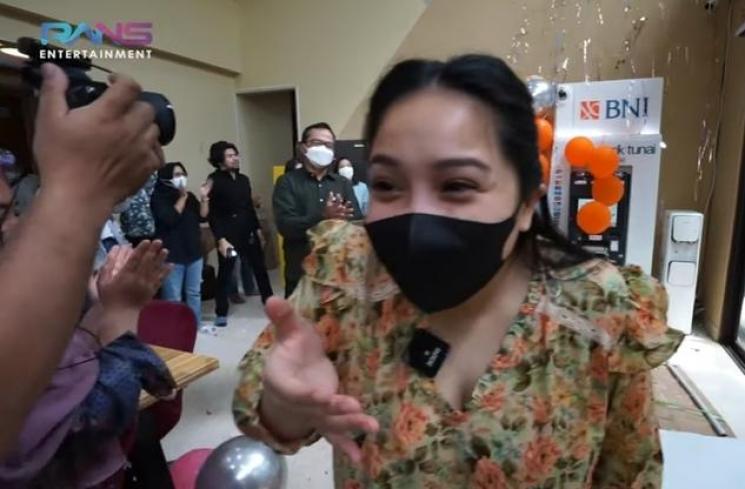 Raffi Ahmad dan Nagita Slavina dapat kado ulang tahun mesin ATM. (YouTube/RANS Entertainment)
