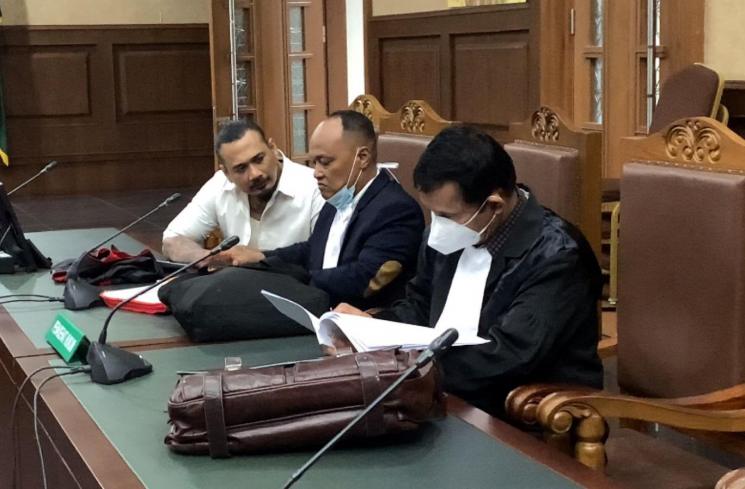 Jerinx SID di Pengadilan Negeri Jakarta Pusat, Jumat (18/2/2022). (MataMata.com/Adiyoga Priyambodo)