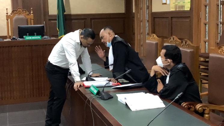 Jerinx SID di Pengadilan Negeri Jakarta Pusat, Jumat (18/2/2022). (MataMata.com/Adiyoga Priyambodo)