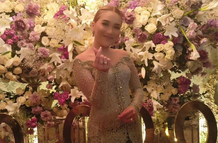 Ayu Ting Ting berpose usai siraman adiknya, Assyifa Nurani (MataMata.com/Rena Pangesti)