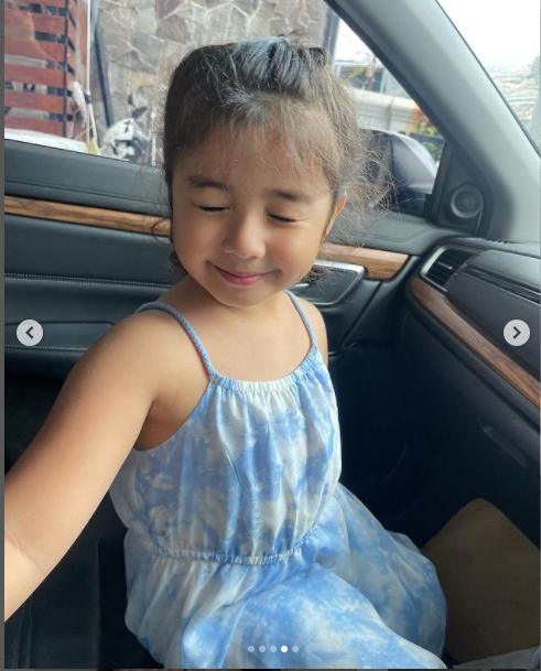 Vicky Alaydrus memamerkan potret cantik anaknya, Samira Alaydrus. (Instagram/vickyalaydrus)