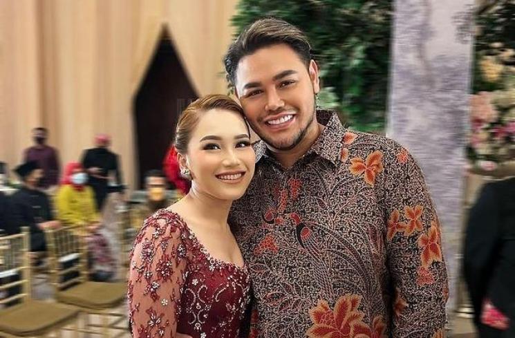 Potret Ayu Ting Ting dan Ivan Gunawan di Pernikahan Adik. (Instagram/ayutingting92)