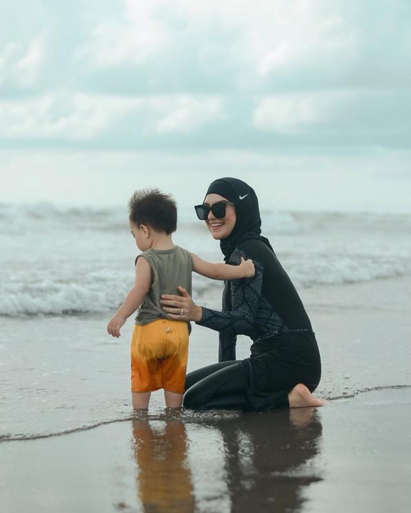 Potret Irish Bella momong anak. (Instagram/@_irishbella_)