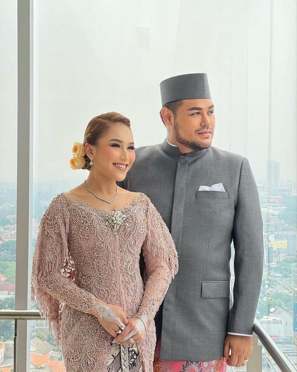 Potret Ayu Ting Ting dan Ivan Gunawan di Pernikahan Adik. (Instagram/ayutingting92)