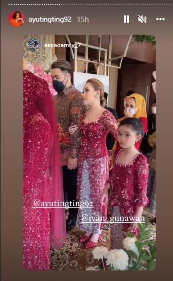Potret Ayu Ting Ting dan Ivan Gunawan di Pernikahan Adik. (Instagram/ayutingting92)