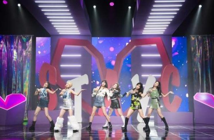 STAYC di panggung showcase 'YOUNG-LUV.COM' (siaran pers)