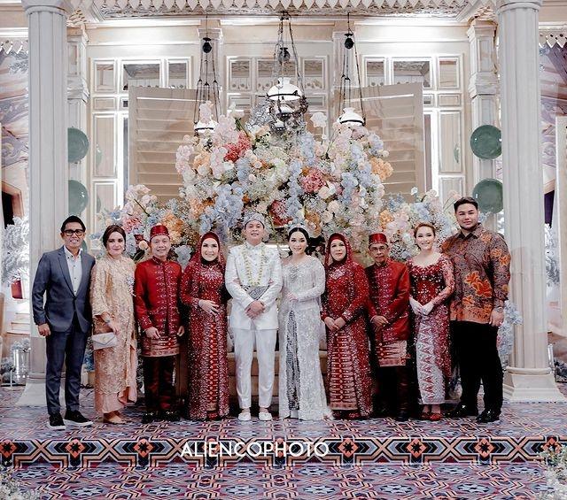 Potret Ayu Ting Ting dan Ivan Gunawan di Pernikahan Adik. (Instagram/ayutingting92)