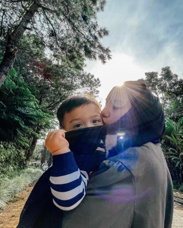 Potret Irish Bella momong anak. (Instagram/@_irishbella_)