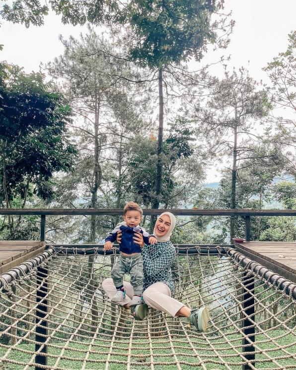 Potret Irish Bella momong anak. (Instagram/@_irishbella_)