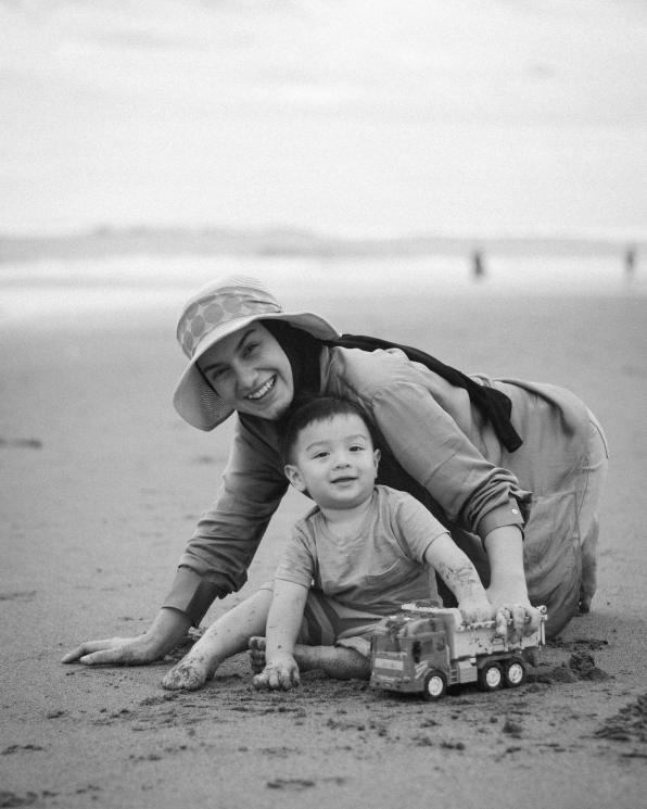 Potret Irish Bella momong anak. (Instagram/@_irishbella_)
