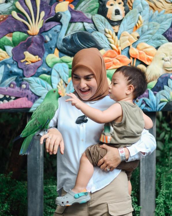 Potret Irish Bella momong anak. (Instagram/@_irishbella_)