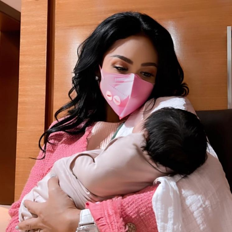 Krisdayanti gendong anak Aurel Hermansyah. (Instagram/krisdayantilemos)