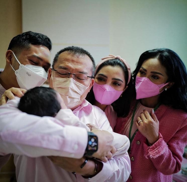 Ashanty dan Anang Hermansyah gendong anak Aurel Hermansyah. (Instagram/ananghijau)