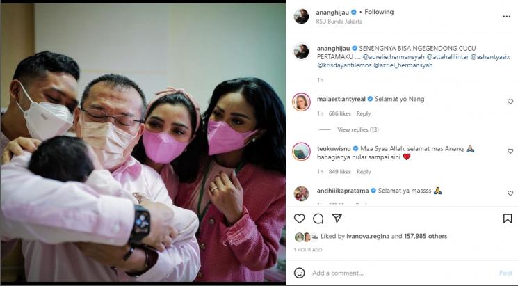 Anang Hermansyah gendong anak Aurel Hermansyah. (Instagram/ananghijau)
