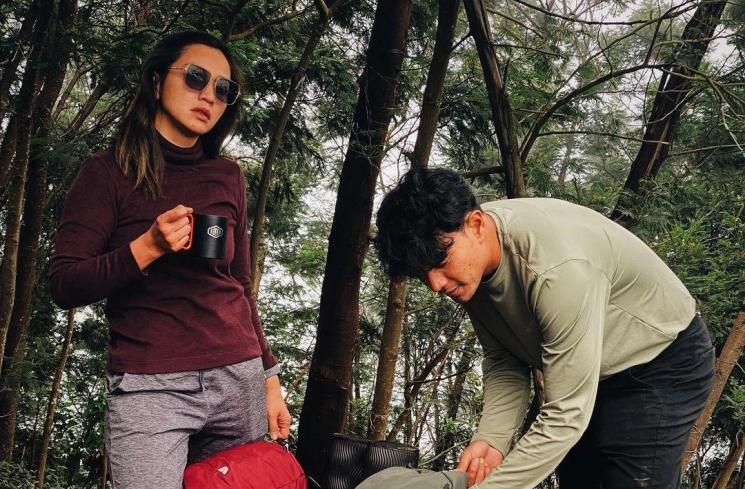 Potret Mesra Hesti Purwadinata dan Suami (Instagram/@hestipurwadinata)