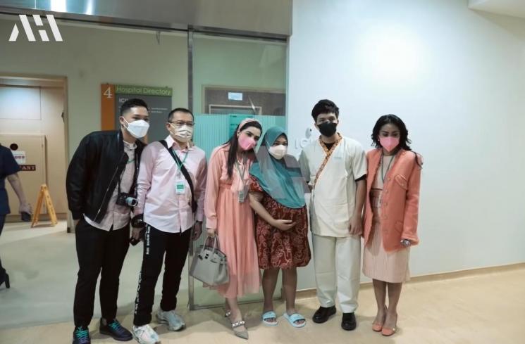 Potret Ashanty dan Krisdayanti Temani Aurel Hermansyah Lahiran (YouTube/AH)