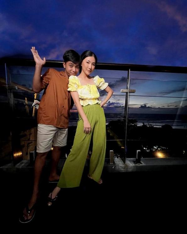 Potret Sarwendah Liburan Bareng Anak di Bali. (Instagram/sarwendah92) 