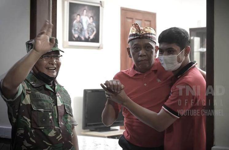 Momen Tukul Arwana Dikunjungi Jenderal TNI (YouTube/TNI AD)