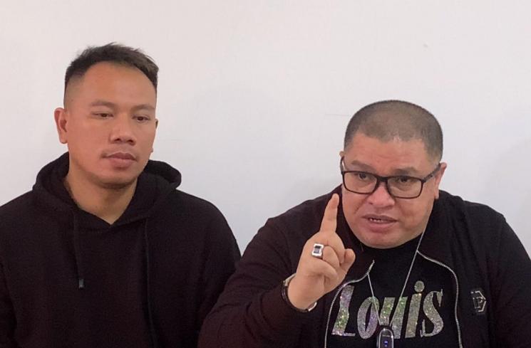 Vicky Prasetyo dan pengacaranya, Razman Arief Nasution. [MataMata.com/Adiyoga Priyambodo]