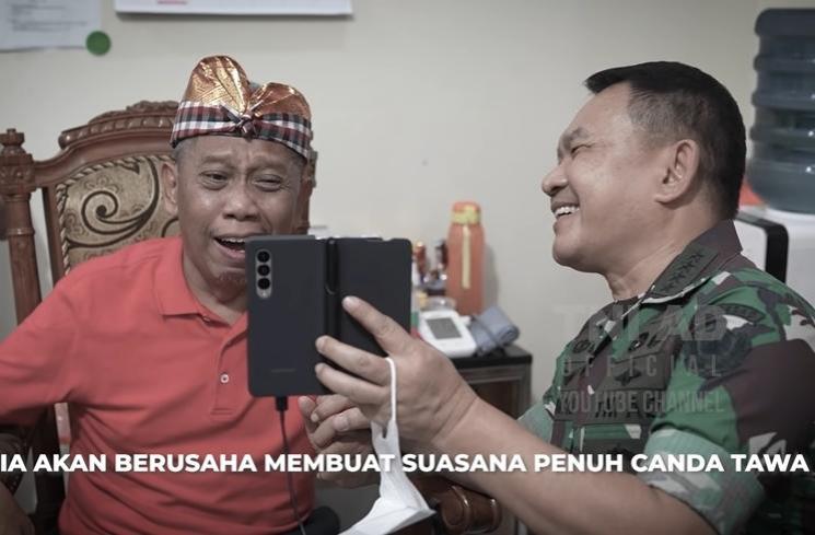 Momen Tukul Arwana Dikunjungi Jenderal TNI (YouTube/TNI AD)