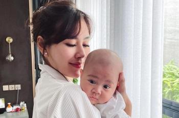 Syahnaz Sadiqah Unggah Foto Gendong Rayyanza, Pahanya Bikin Salah Fokus