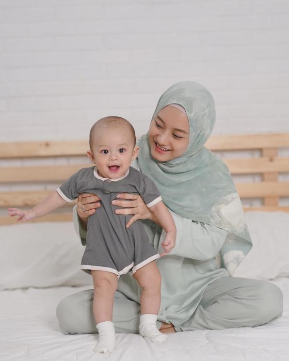 Potret Baby Shaka Anak Dinda Hauw dan Rey Mbayang. (Instagram/dindahw)