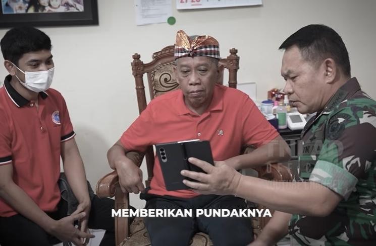 Momen Tukul Arwana Dikunjungi Jenderal TNI (YouTube/TNI AD)