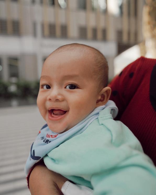 Potret Baby Shaka Anak Dinda Hauw dan Rey Mbayang. (Instagram/@rey_mbayang)