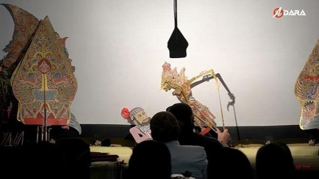 Wayang Gambar Mirip Ustaz Khalid Dimaki dan Dibanting Dalang. (YouTube/Adara Nathania)