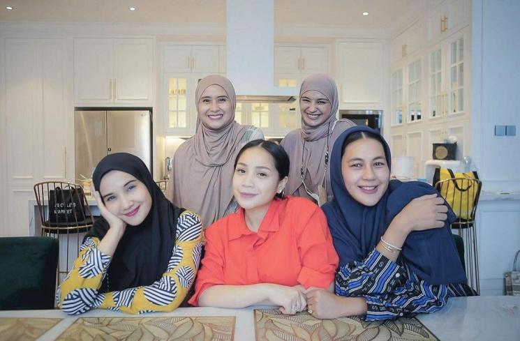 Pesona Paula Verhoeven Berhijab (Instagram/@paula_verhoeven)