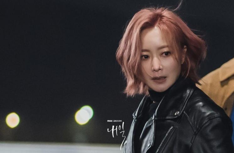 Pesona Kim Hee Sun di Tomorrow (Instagram/@mbcdrama_now)
