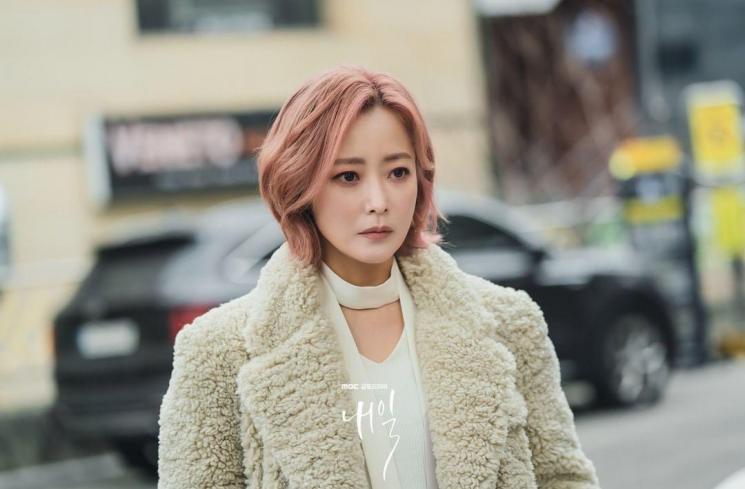 Pesona Kim Hee Sun di Tomorrow (Instagram/@mbcdrama_now)