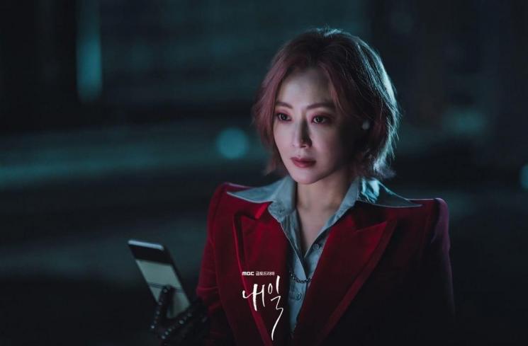 Pesona Kim Hee Sun di Tomorrow (Instagram/@mbcdrama_now)