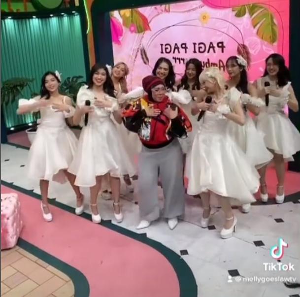 Melly Goeslaw Nge-Dance Bareng JKT48. (Instagram/melly_goeslaw)