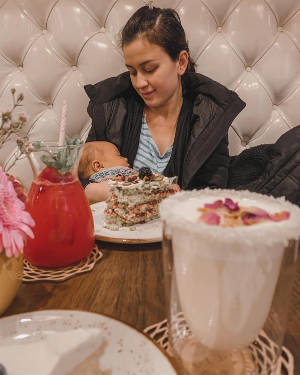 Potret Kimberly Ryder momong anak. (Instagram/@kimbrlyryder)