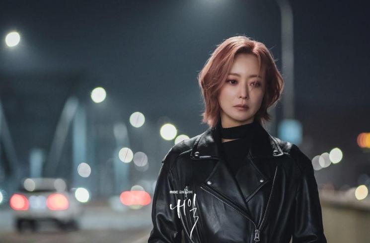 Pesona Kim Hee Sun di Tomorrow (Instagram/@mbcdrama_now)